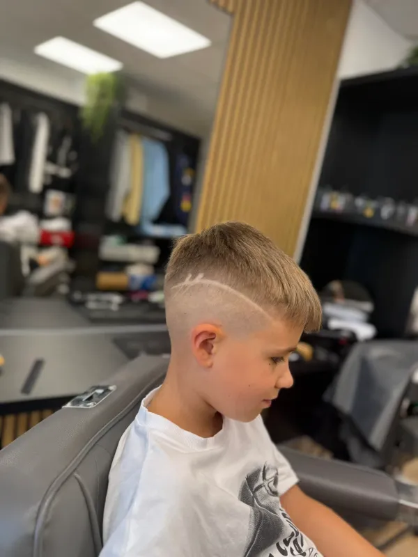 Dětský střih s vyholeným vzorem po straně v Ori's Barber Shop v Dobřanech.