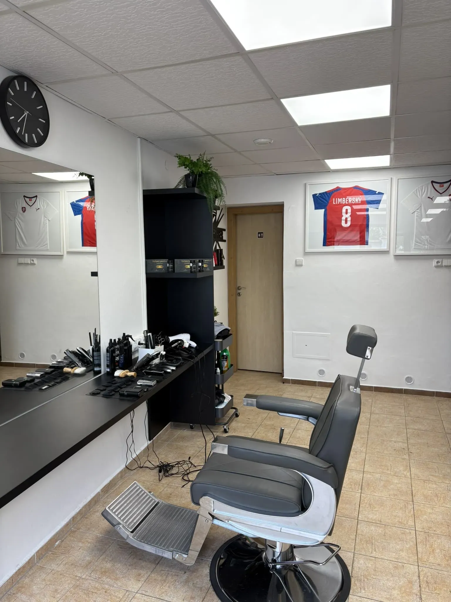 Detailní pohled na pohodlné barberské křeslo pro maximální komfort při stříhání.