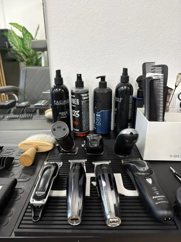 Detailní pohled na špičkovou výbavu a vlasovou kosmetiku, se kterou Ori pracuje.