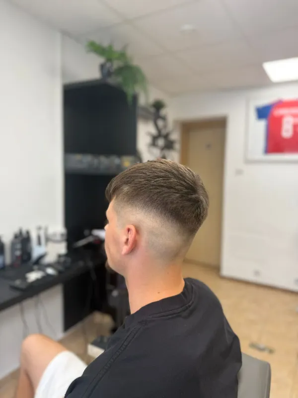 Vysoké stínování až na kůži (high skin fade) u krátkého pánského střihu blízko Plzně.