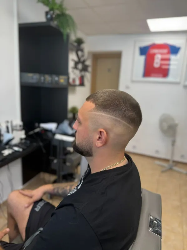 Oblíbený pánský účes French Crop s důrazem na texturu vlasů a čisté přechody na bocích.