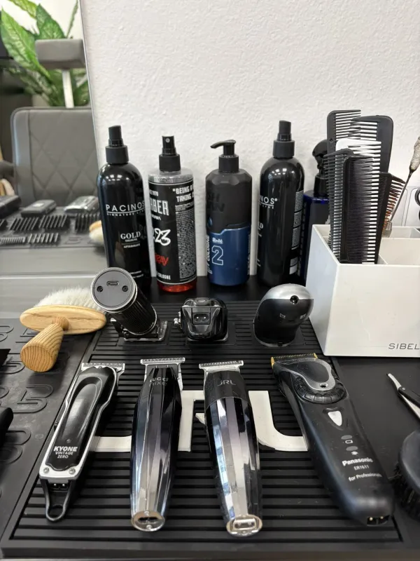 Barberské potřeby pro profesionální úpravu vousů a kontur.