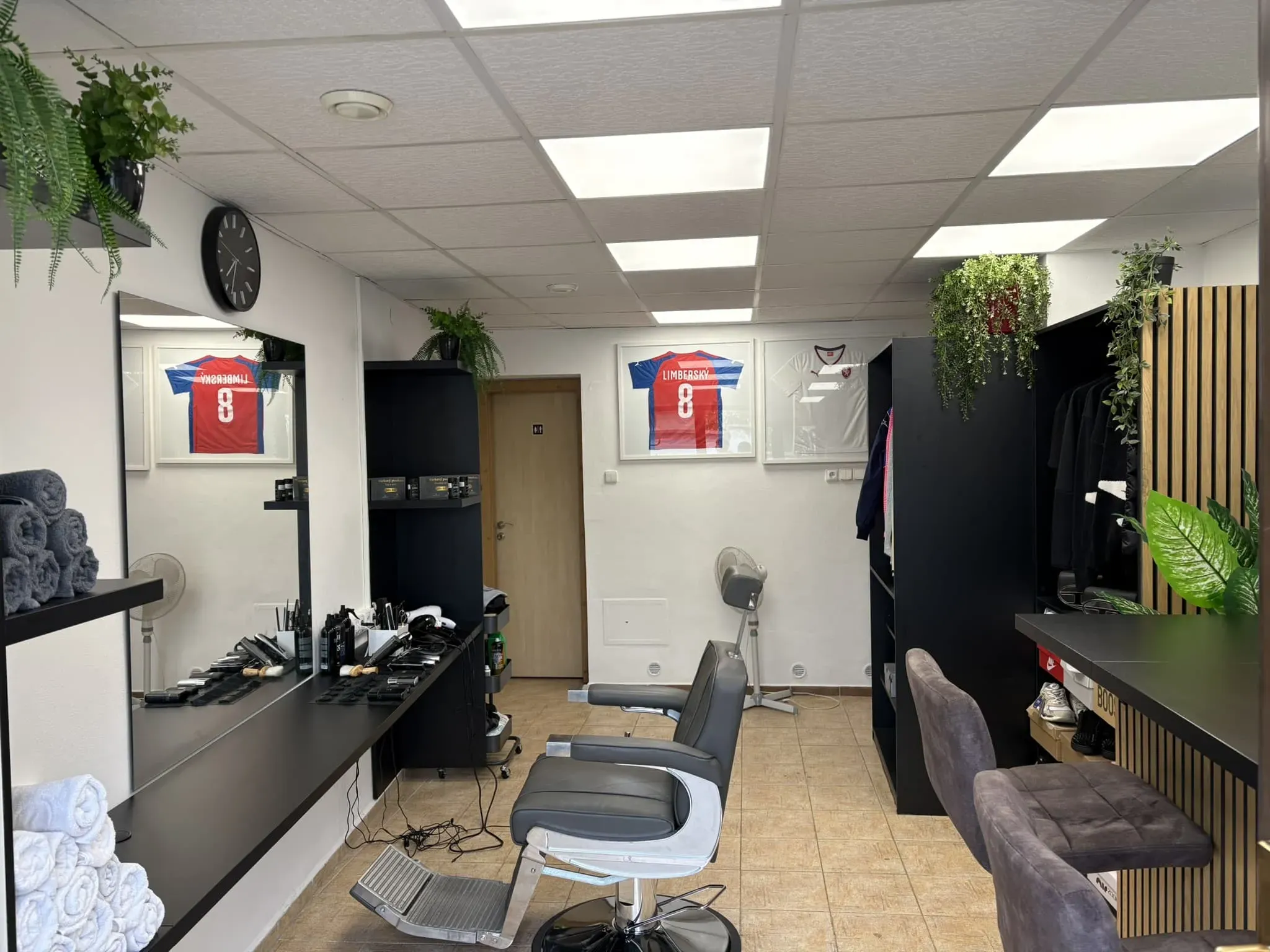 Barberské křeslo a zrcadlo na pracovišti Ori's Barber Shop v Dobřanech.