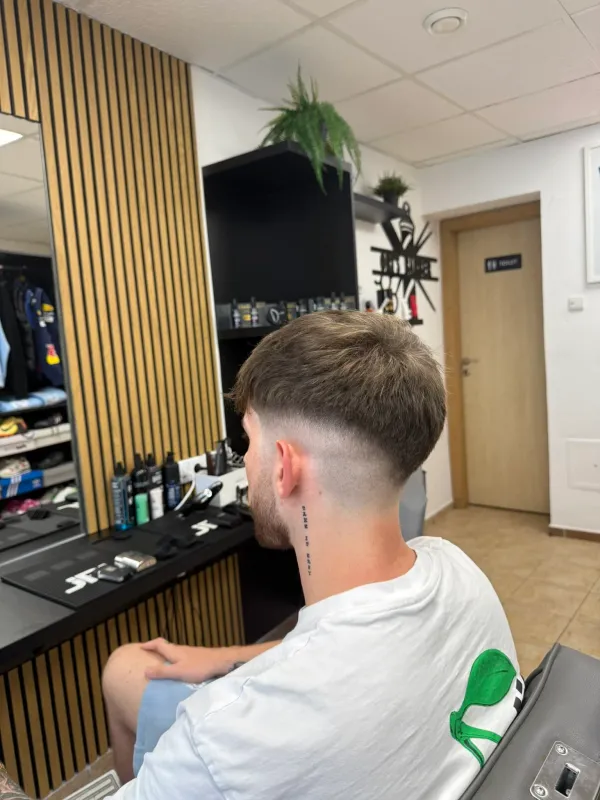 Precizní pánský fade s čistým přechodem od barbera v Ori's Barber Shop.